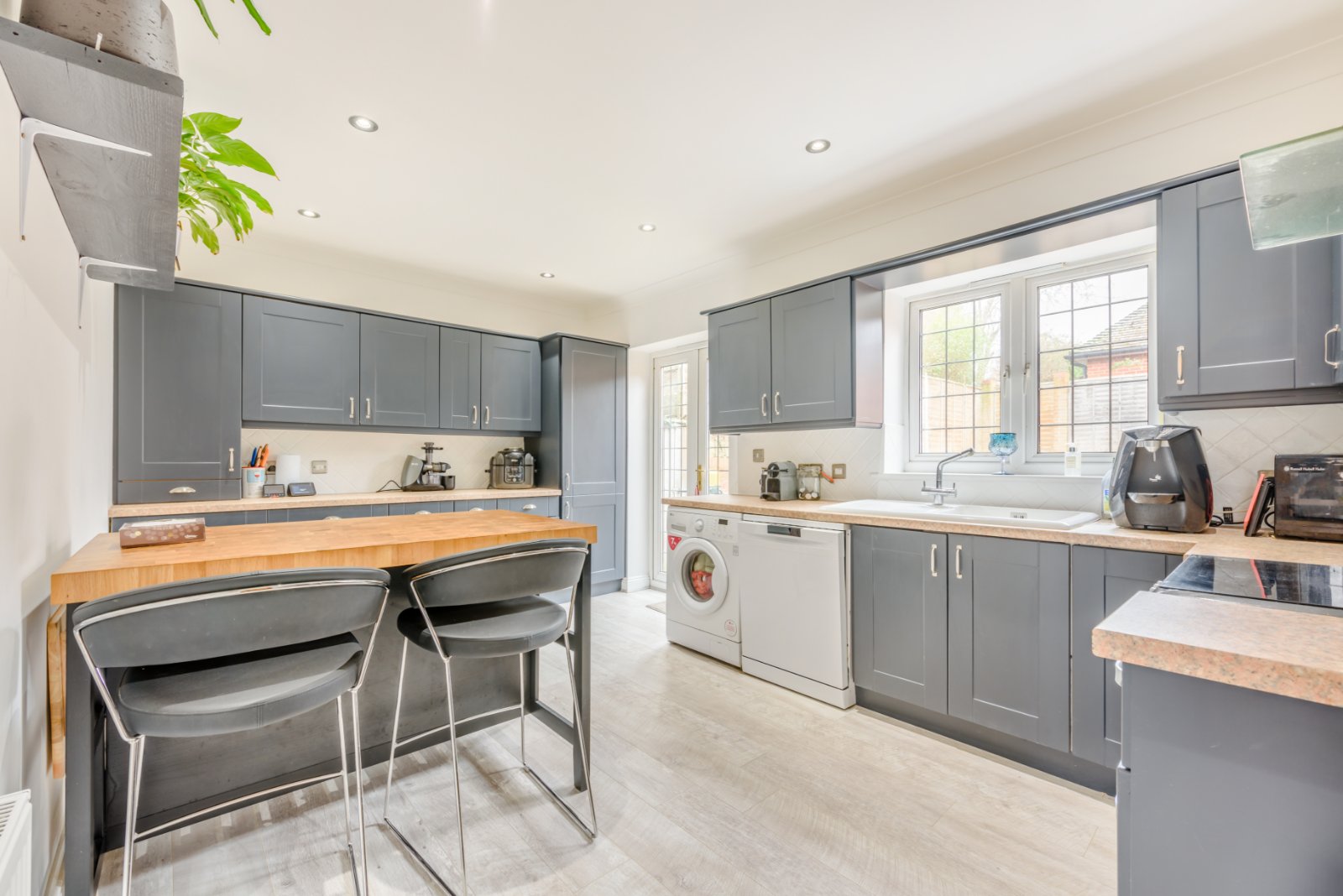 Kitchen/B'fast Room