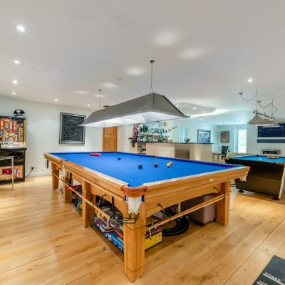 Tv/Bar/Snooker Room