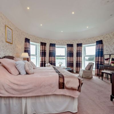 Feature Bay Window