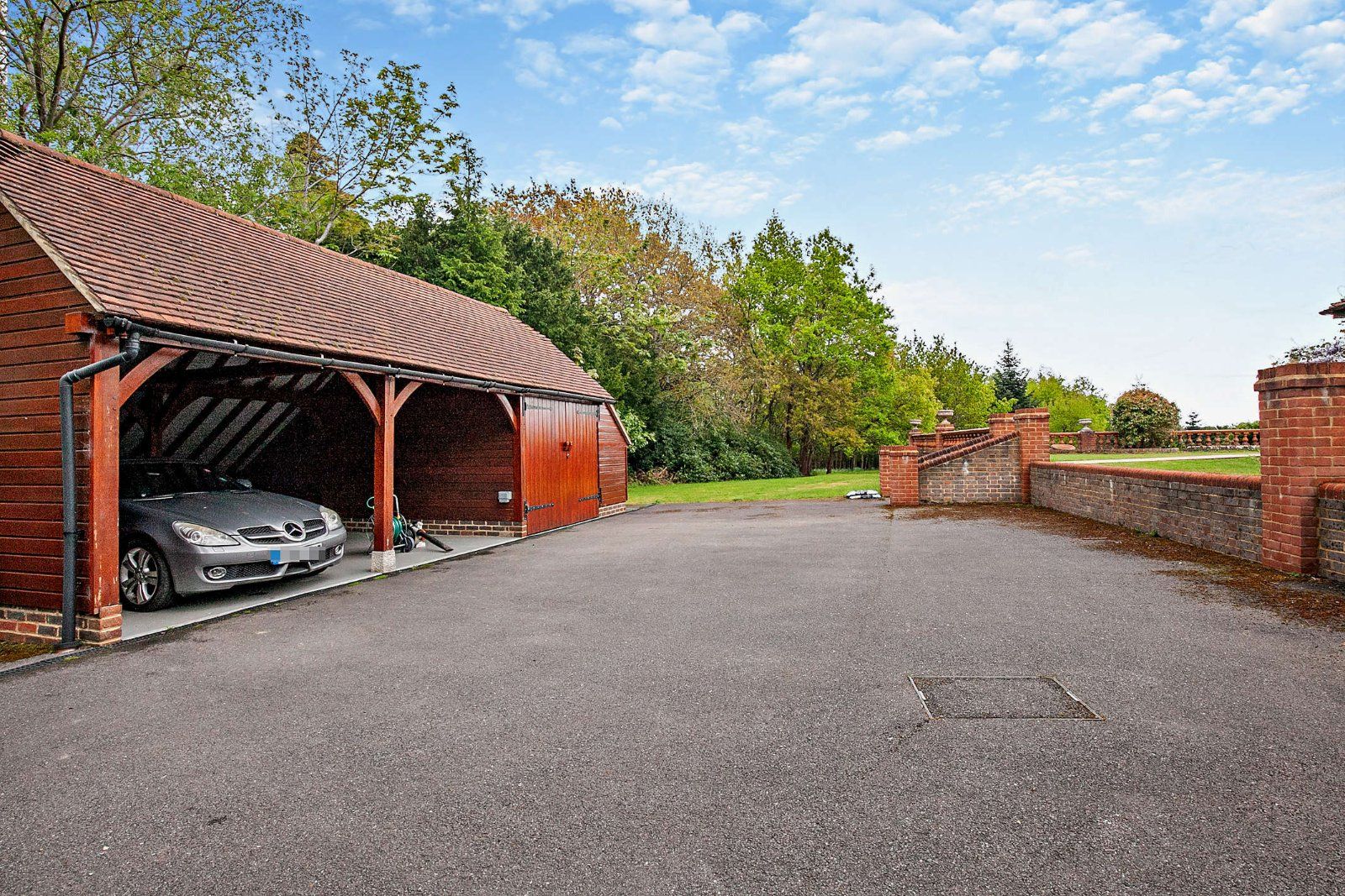 Garage/Carport