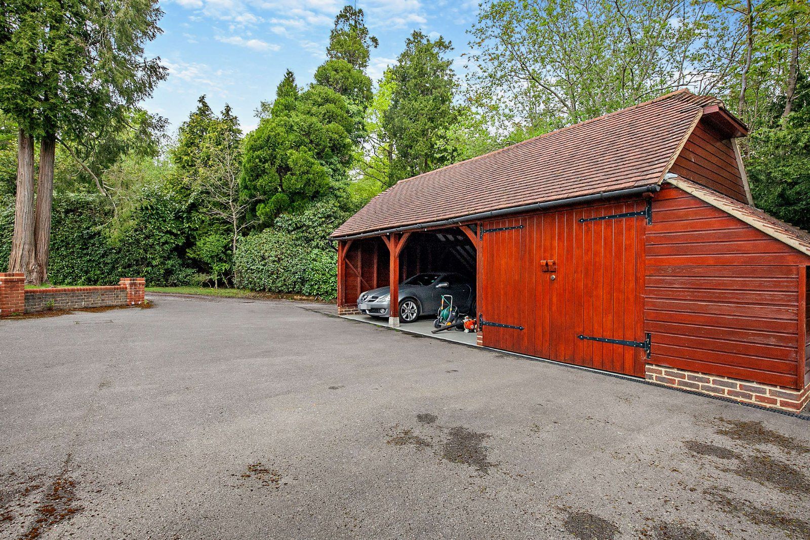 Garage/Carport