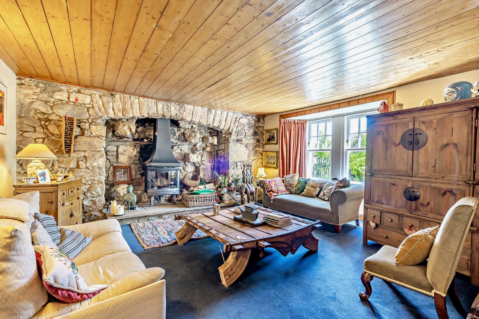 Lounge W/ Fireplace