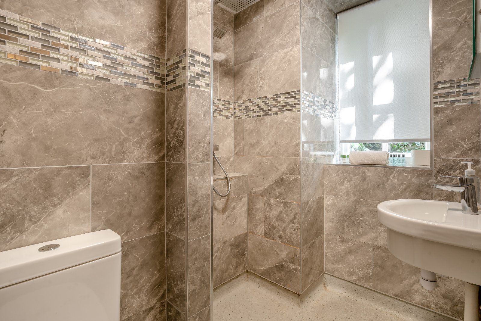 Separate Shower Room