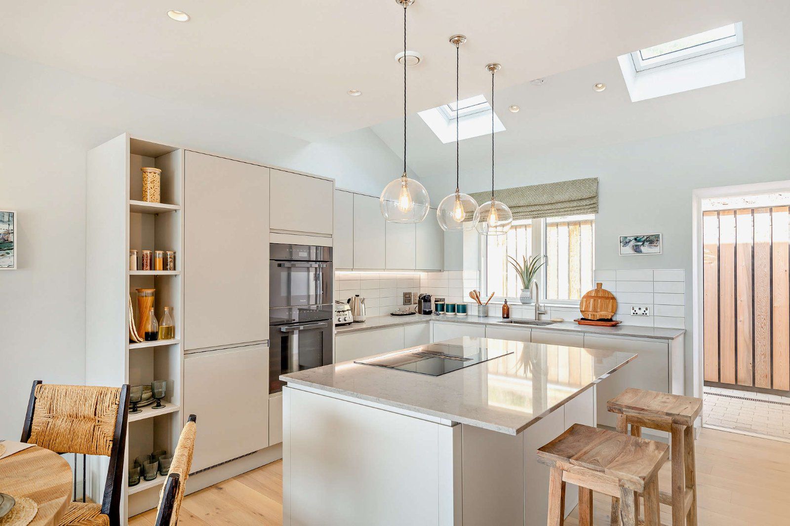 Kitchen & Breakfast
