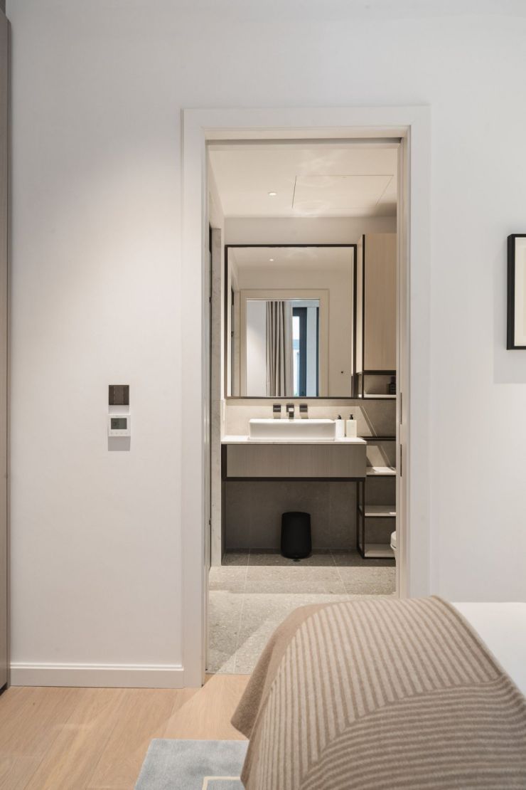 Bedroom/Bathroom