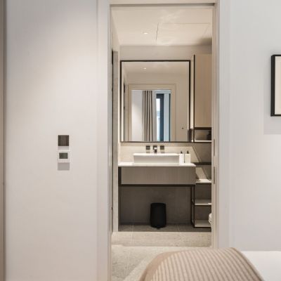 Bedroom/Bathroom