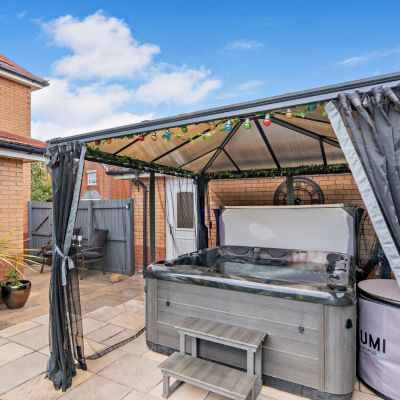 Hot Tub & Pergola