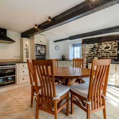 Kitchen/B'fast Room