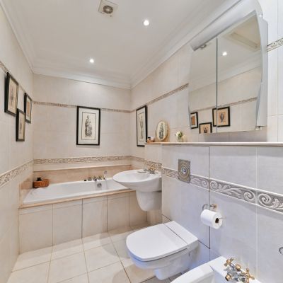 En-Suite Bathroom