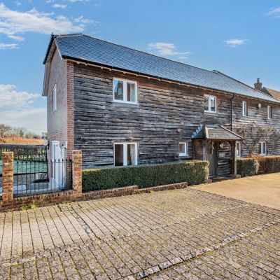 6 Holmes Field Court