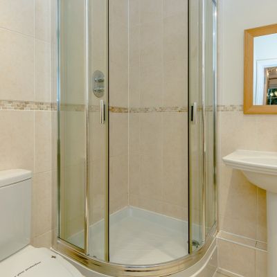 main bedroom en suit