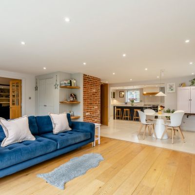 Kitchen/Seating Area