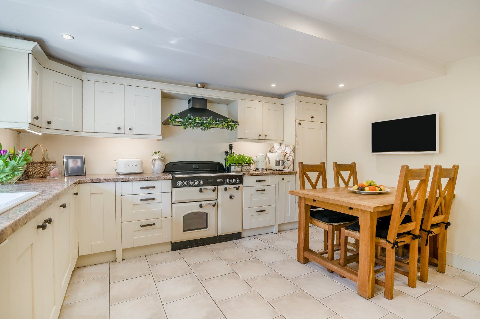 Kitchen/B'fast Room