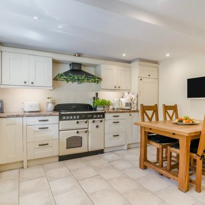 Kitchen/B'fast Room