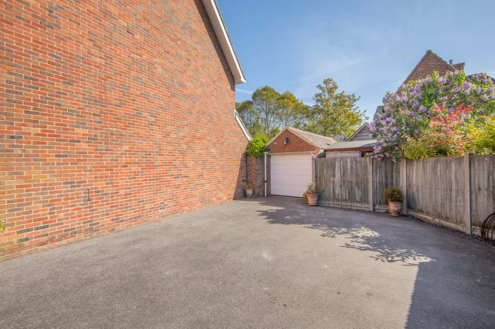 Garage & Parking
