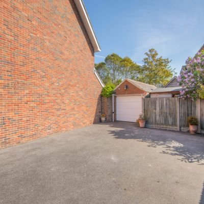 Garage & Parking