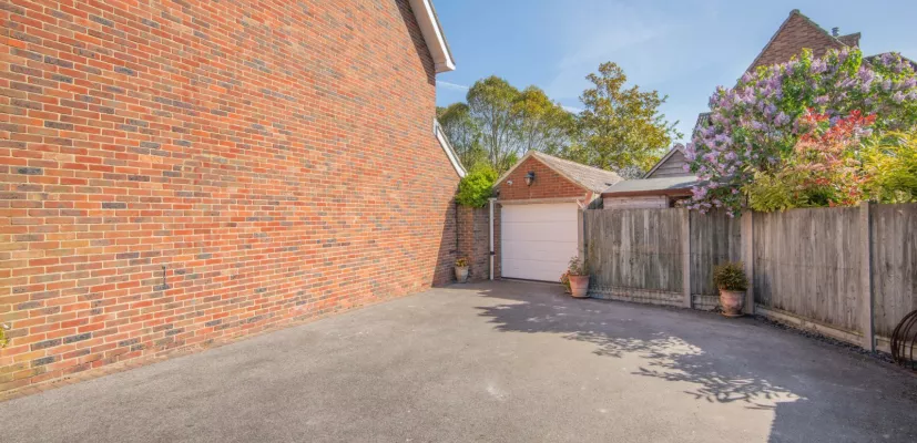 Garage & Parking