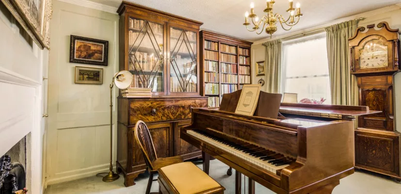 Hall/Music Room