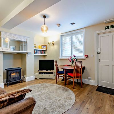 Annexe Sitting