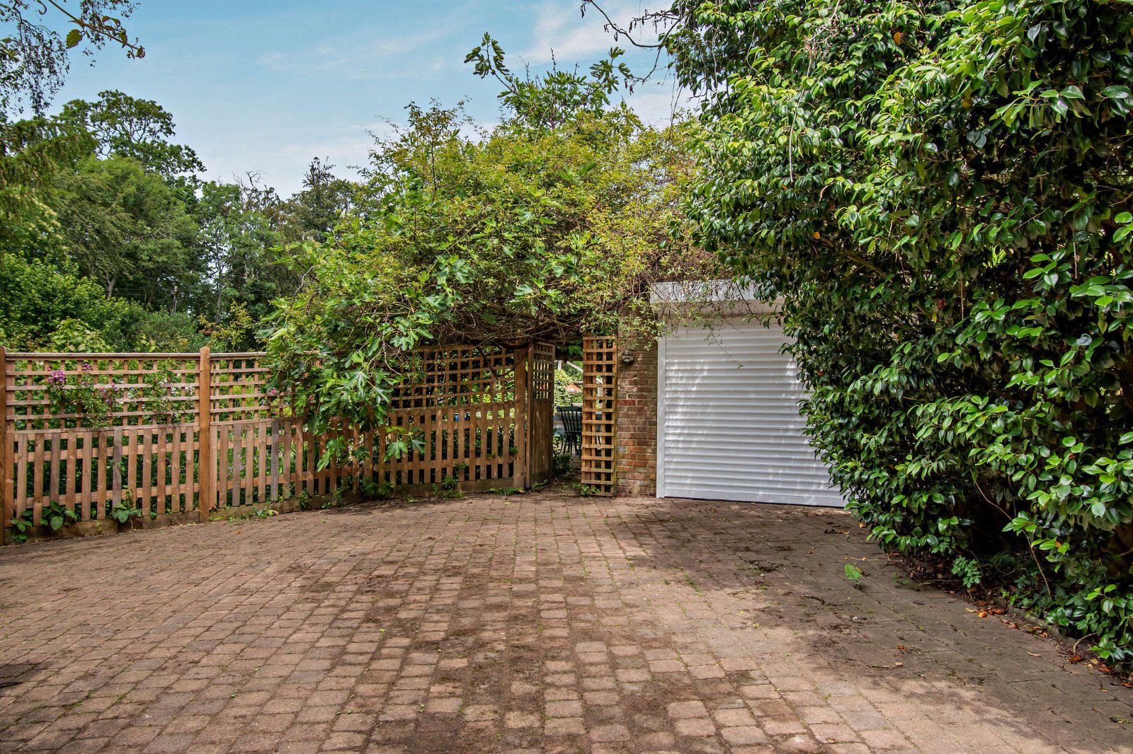 Driveway/Garage