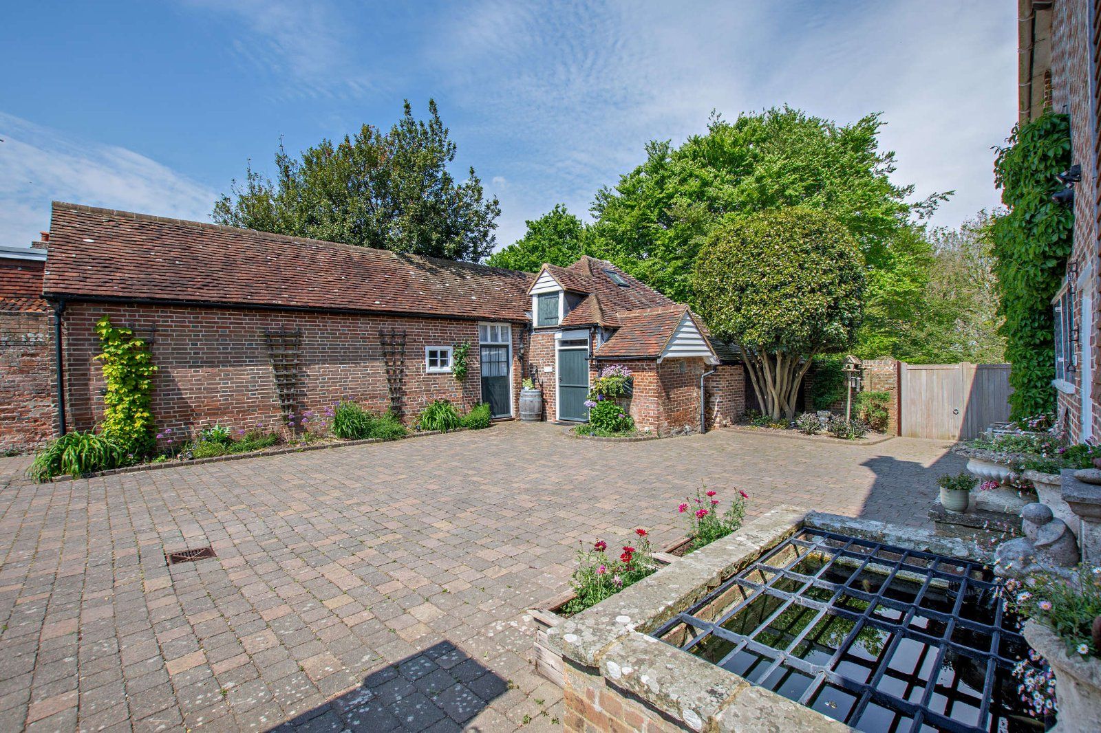 Annexe/Driveway