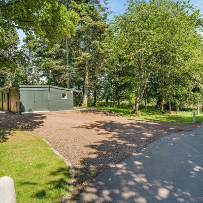 Outbuilding & Drive