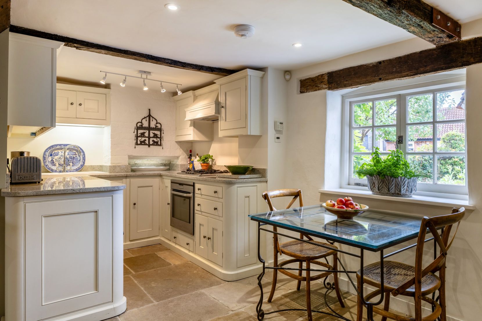 Cottage - Kitchen