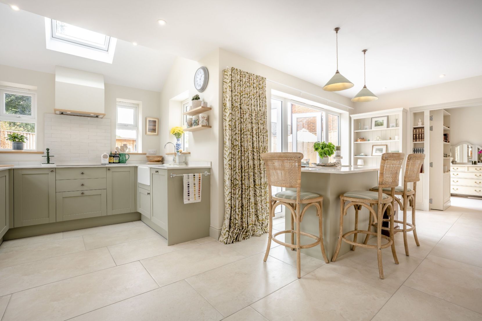 Kitchen/B'fast Room