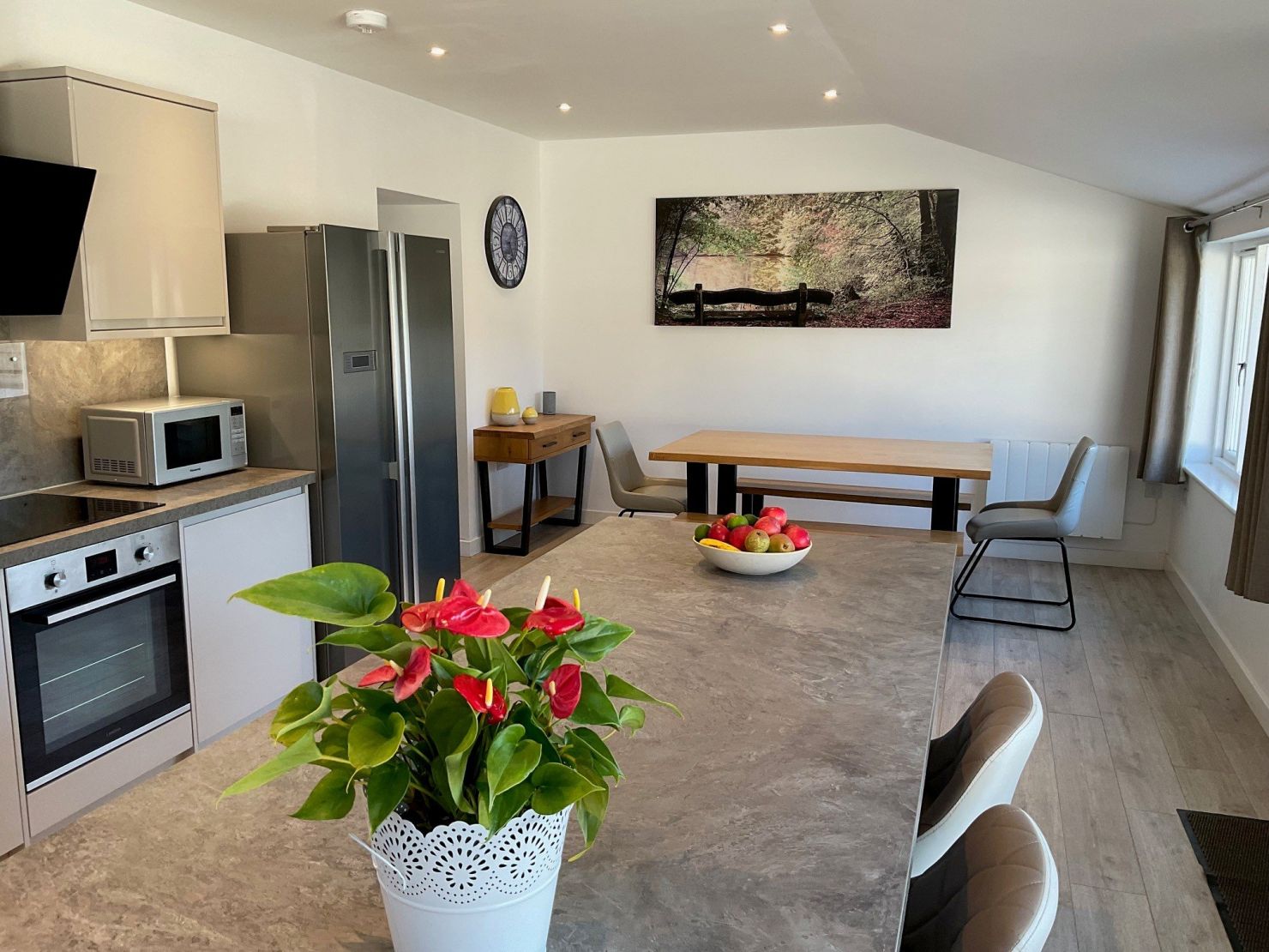 Kitchen & Dining