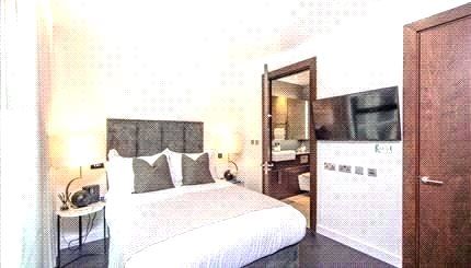 Master Bedroom (2)